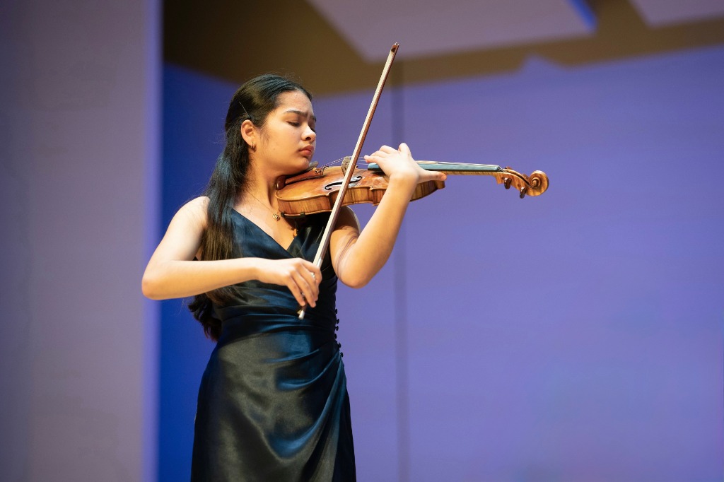 Valery Breshears performing